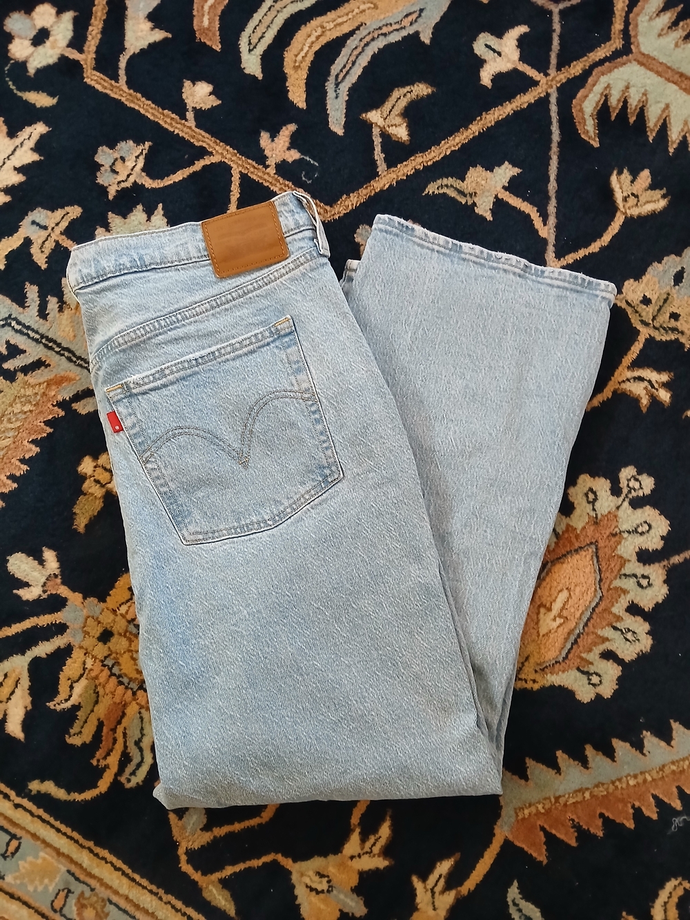 LEVI'S Light Wash Ribcage Straight Jeans with Classic Back Pocket